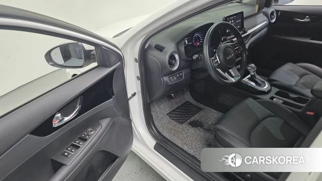 Kia The New K3 2nd generation 2023 Белый из Кореи, фото 2