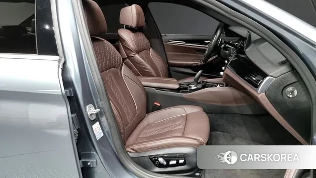 BMW 5 Series (G30) 2018 Светло-серебряный цвет из Кореи, фото 2