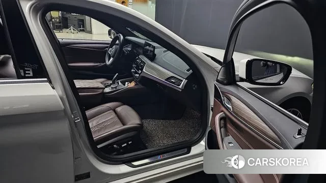 BMW 5 Series (G30) 2020 Белый из Кореи, фото 2