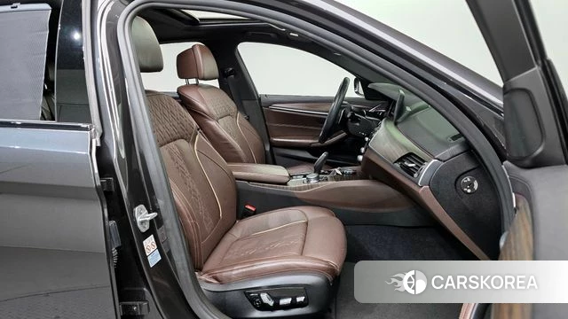 BMW 5 Series (G30) 2018 Серый из Кореи, фото 2