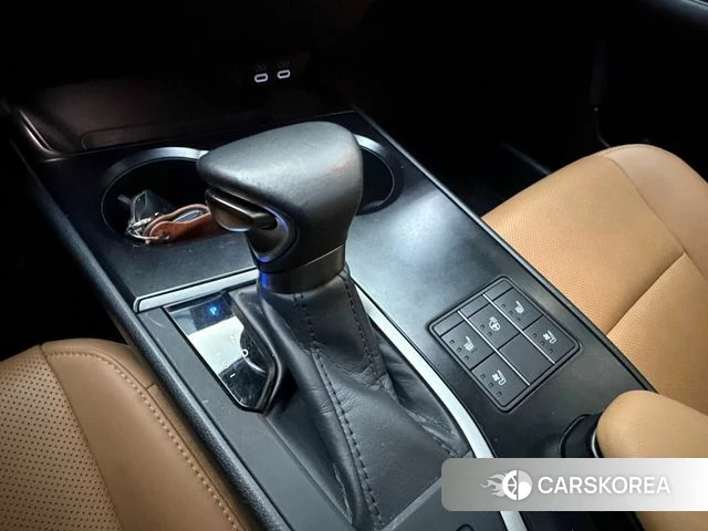 Lexus UX250h 2023 Серебряный из Кореи, фото 2