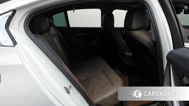 BMW 5 Series (G60) 2023 Белый из Кореи, фото 2