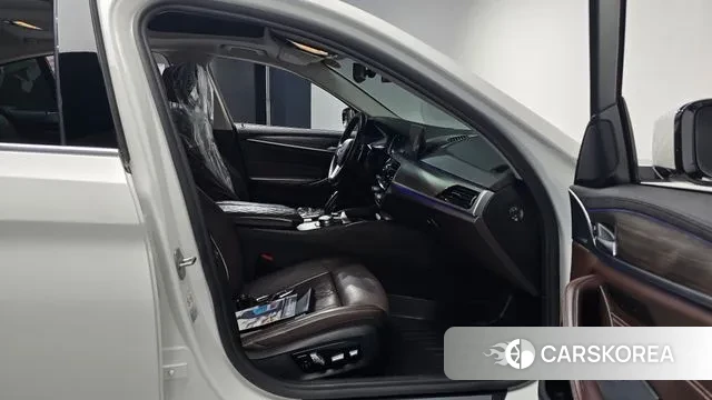 BMW 5 Series (G30) 2018 Белый из Кореи, фото 2