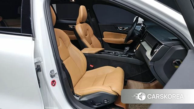 Volvo V60 Cross-Country 2nd Generation 2019 Белый из Кореи, фото 2