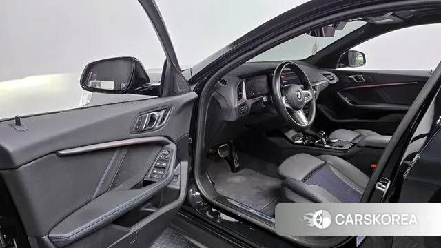 BMW 1 Series (F40) 2023 Черный из Кореи, фото 2