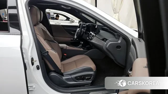 Lexus ES300h 7th generation 2024 Белый из Кореи, фото 2