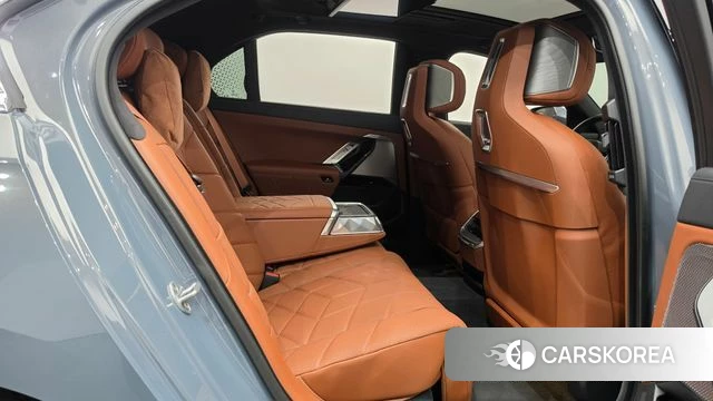 BMW 7 Series (G70) 2023 Небесно-голубой из Кореи, фото 2