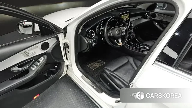 Mercedes-Benz C-Class W205 2018 Белый из Кореи, фото 2