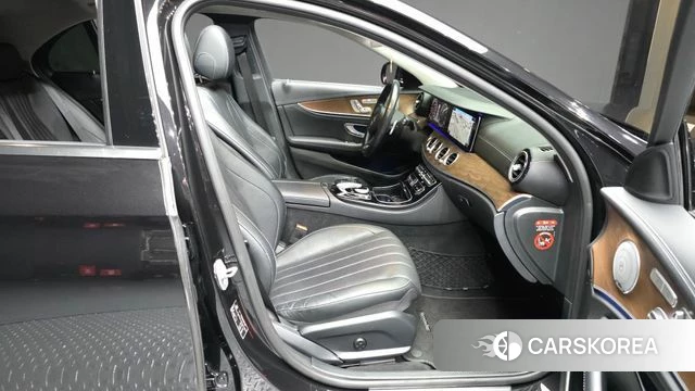 Mercedes-Benz E-Class W213 2018 Черный из Кореи, фото 2