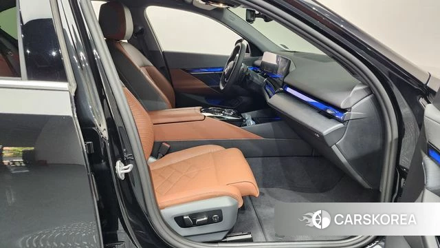 BMW 5 Series (G60) 2025 Черный из Кореи, фото 2