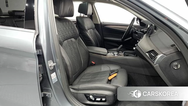 BMW 5 Series (G30) 2018 Серый из Кореи, фото 2