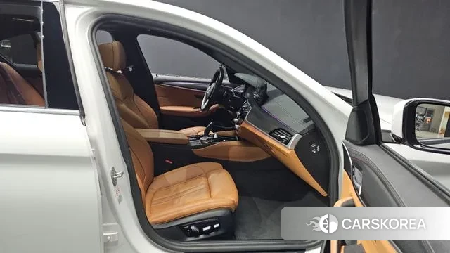 BMW 5 Series (G30) 2022 Белый из Кореи, фото 2