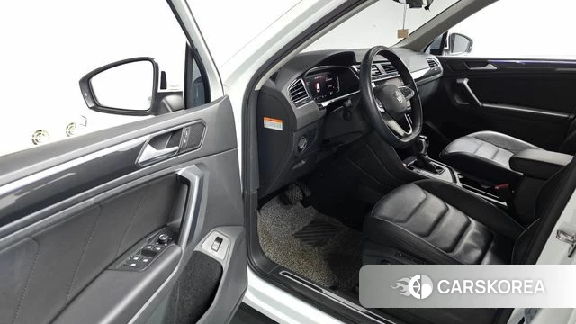 Volkswagen Tiguan second Generation 2022 Белый из Кореи, фото 2