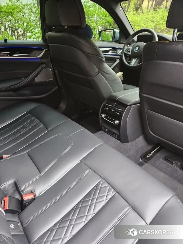 BMW 5 Series (G30) 2023 Серый из Кореи, фото 2