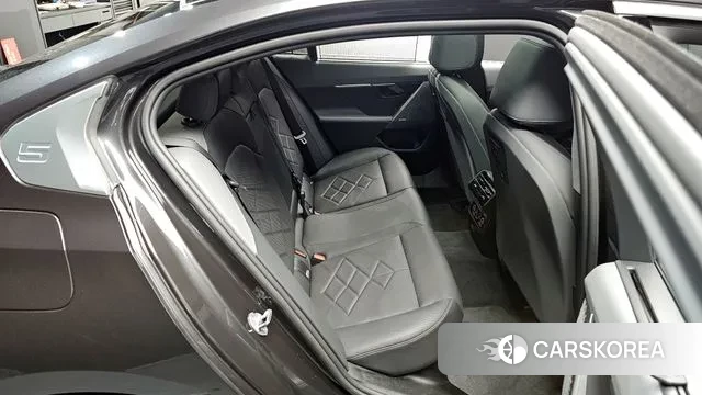 BMW 5 Series (G60) 2024 Серый из Кореи, фото 2