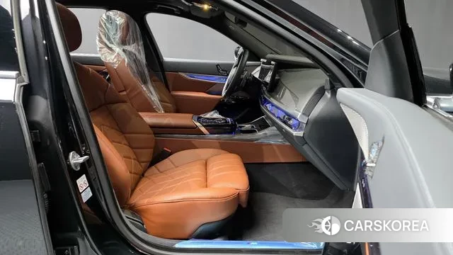 BMW 7 Series (G70) 2024 Черный из Кореи, фото 2