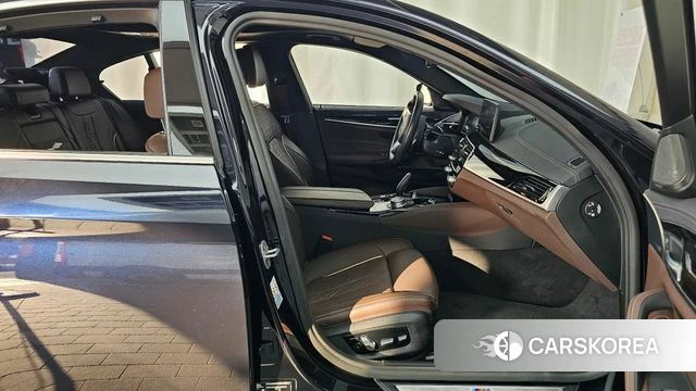 BMW 5 Series (G30) 2022 Черный из Кореи, фото 2
