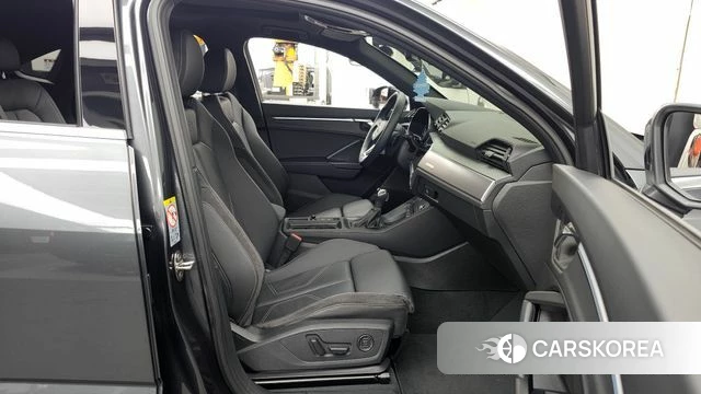 Audi Q3 (F3) 2022 Серый из Кореи, фото 2