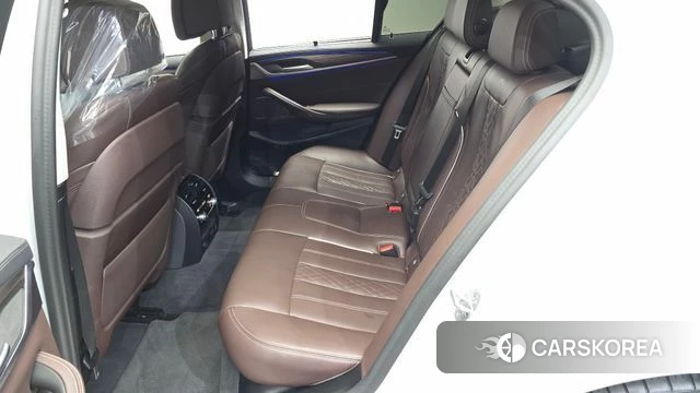 BMW 5 Series (G30) 2023 Белый из Кореи, фото 2
