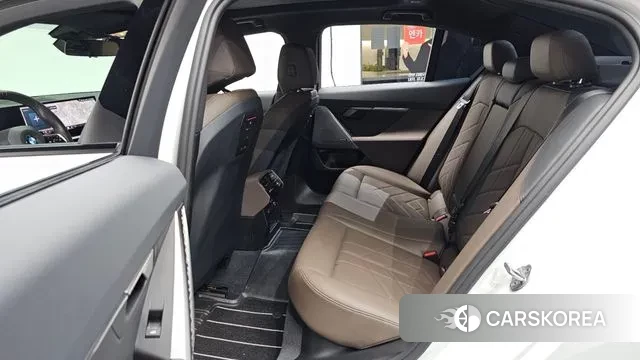 BMW 5 Series (G60) 2024 Белый из Кореи, фото 2