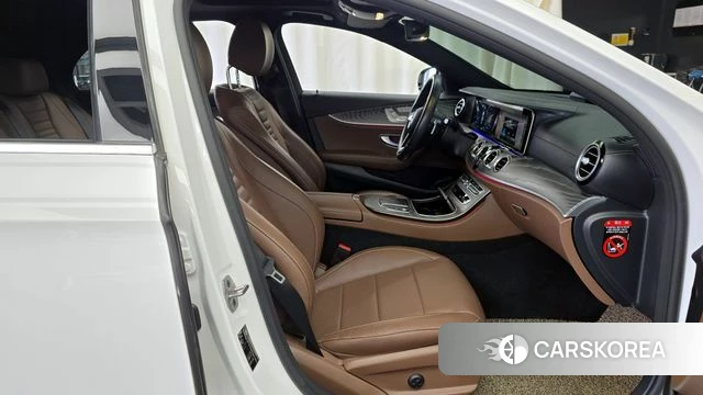 Mercedes-Benz E-Class W213 2022 Белый из Кореи, фото 2