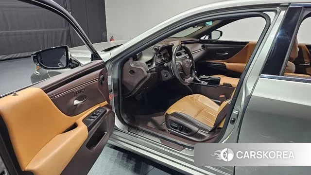 Lexus ES300h 7th generation 2018 Серебристо-серый из Кореи, фото 2