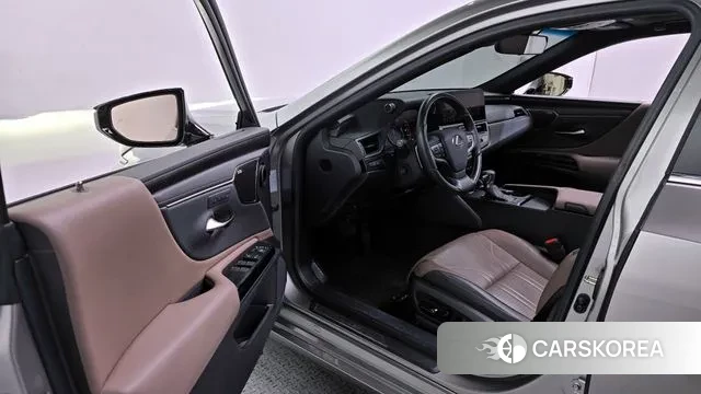 Lexus ES300h 7th generation 2023 Серебристо-серый из Кореи, фото 2