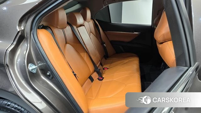 Toyota Camry (XV70) 2021 Коричневый из Кореи, фото 2
