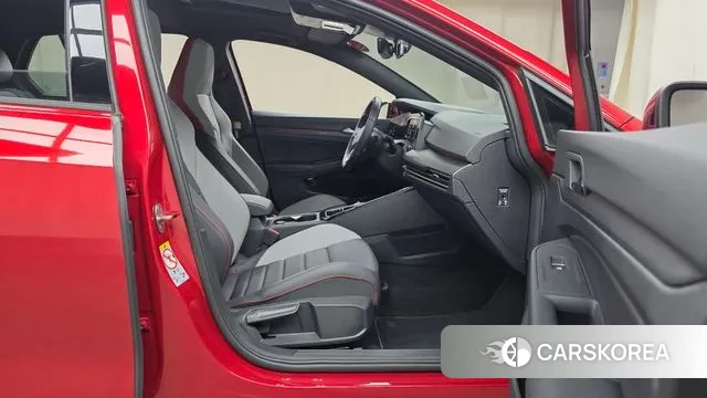 Volkswagen Golf 8th Generation 2024 Красный из Кореи, фото 2