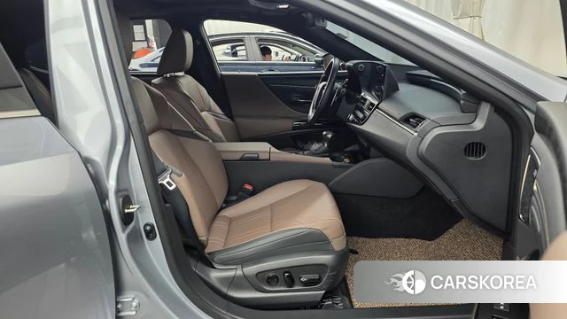 Lexus ES300h 7th generation 2023 Серебряный из Кореи, фото 2