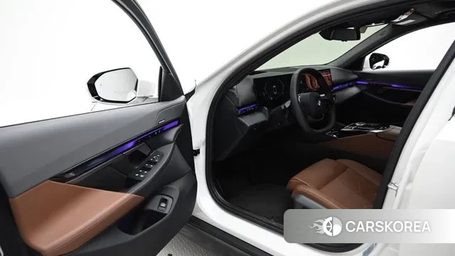 BMW 5 Series (G60) 2024 Белый из Кореи, фото 2