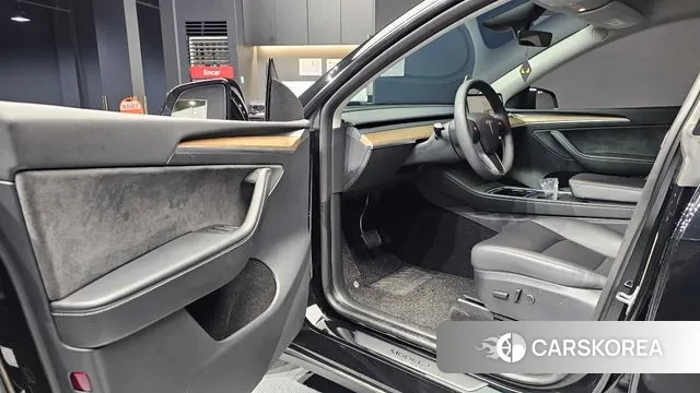 Tesla Model Y 2024 Черный из Кореи, фото 2