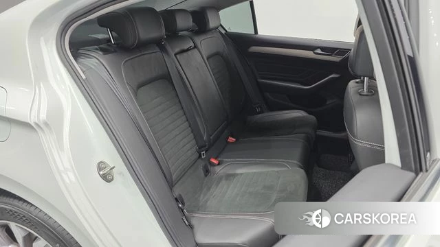 Volkswagen Passat GT (B8) 2022 Белый из Кореи, фото 2