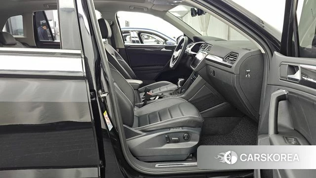 Volkswagen Tiguan second Generation 2023 Черный из Кореи, фото 2