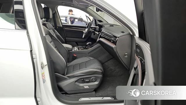 Volkswagen Touareg 3rd generation 2025 Белый из Кореи, фото 2