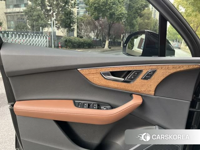 Audi Q7 2023 Черный из Китая, фото 2