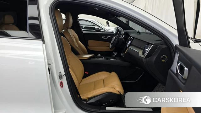 Volvo V60 Cross-Country 2nd Generation 2020 Белый из Кореи, фото 2