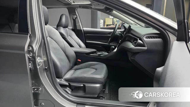 Toyota Camry (XV70) 2024 Серый из Кореи, фото 2