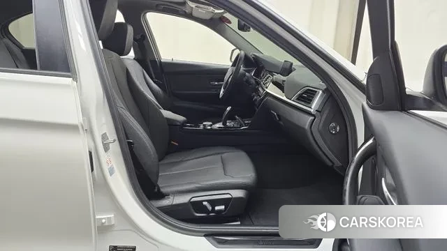 BMW 3 Series (F30) 2018 Белый из Кореи, фото 2