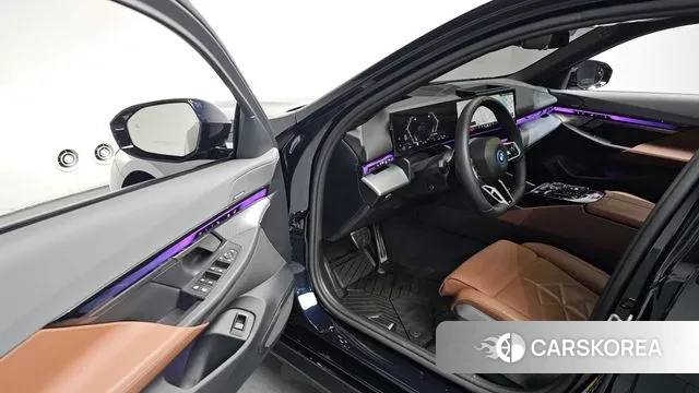 BMW 5 Series (G60) 2025 Черный из Кореи, фото 2