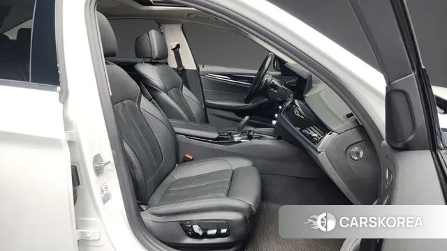 BMW 5 Series (G30) 2019 Белый из Кореи, фото 2