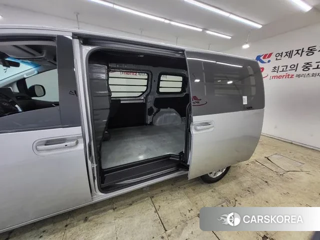 Hyundai Staria 2023 Серебристо-серый из Кореи, фото 2