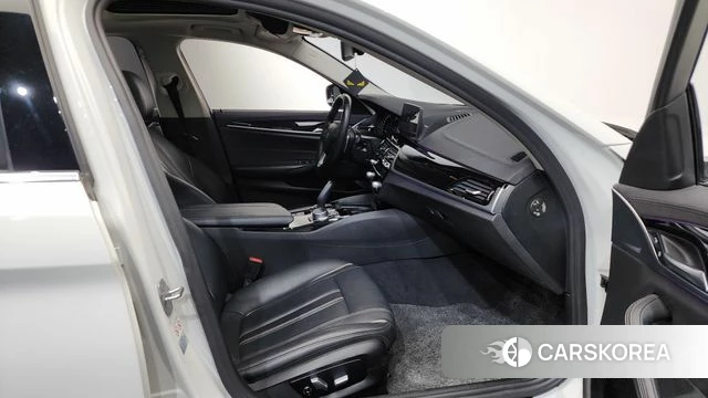 BMW 5 Series (G30) 2018 Белый из Кореи, фото 2