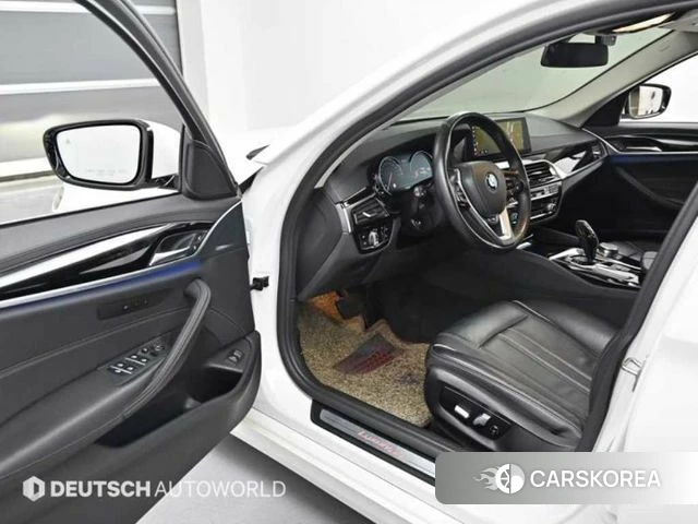 BMW 5 Series (G30) 2018 Белый из Кореи, фото 2
