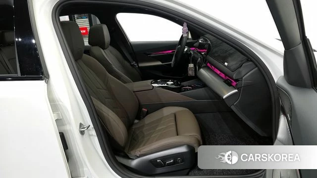 BMW 5 Series (G60) 2025 Белый из Кореи, фото 2
