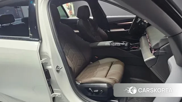 BMW 5 Series (G60) 2025 Белый из Кореи, фото 2