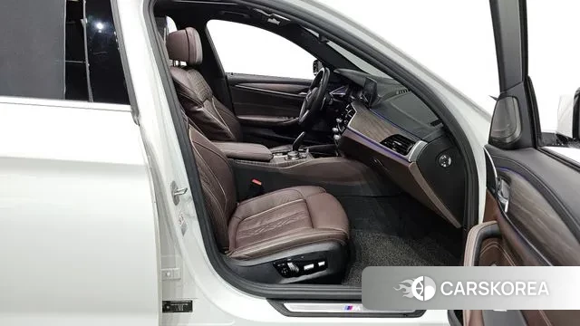 BMW 5 Series (G30) 2020 Белый из Кореи, фото 2