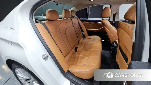 BMW 5 Series (G30) 2018 Белый из Кореи, фото 2