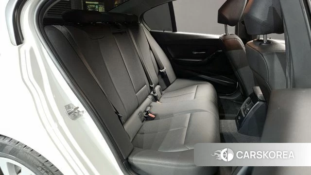 BMW 3 Series (F30) 2018 Белый из Кореи, фото 2