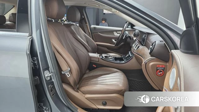 Mercedes-Benz E-Class W213 2018 Серый из Кореи, фото 2